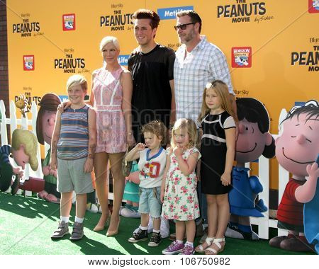 LOS ANGELES - NOV 1:  Tori Spelling, Jack McDermott, Dean McDermott; and kids at the 