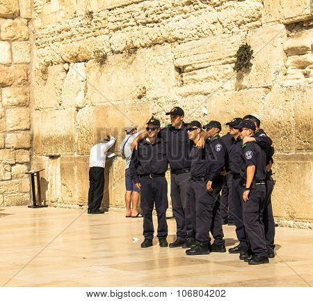 A Group Of Young Israelis In Police Uniform Are Doing A Picture In Memory Of The Visit To The Wailin