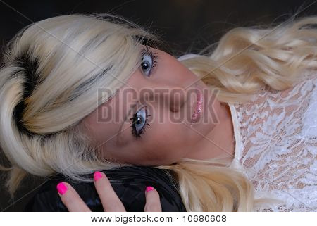 Pertty ung kvinde i hvide blonder