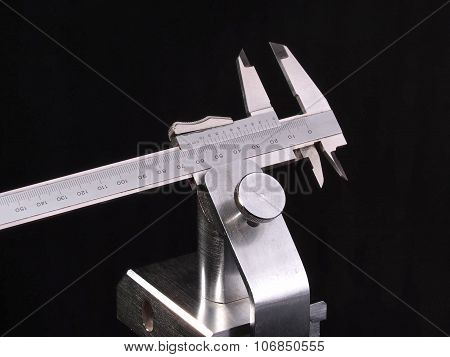 Metric Vernier calliper measuring device in a chrome plated holder
