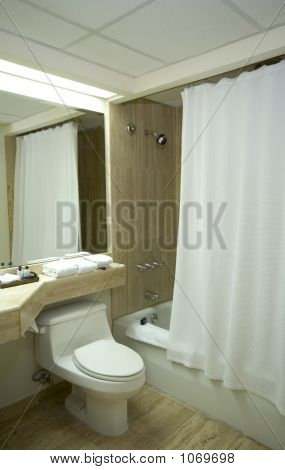 Hotellin kylpyhuoneessa