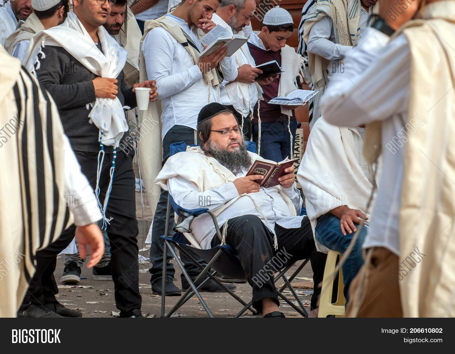 Hasidic Prayer Ritual – The Three Daily Prayers – OARGV