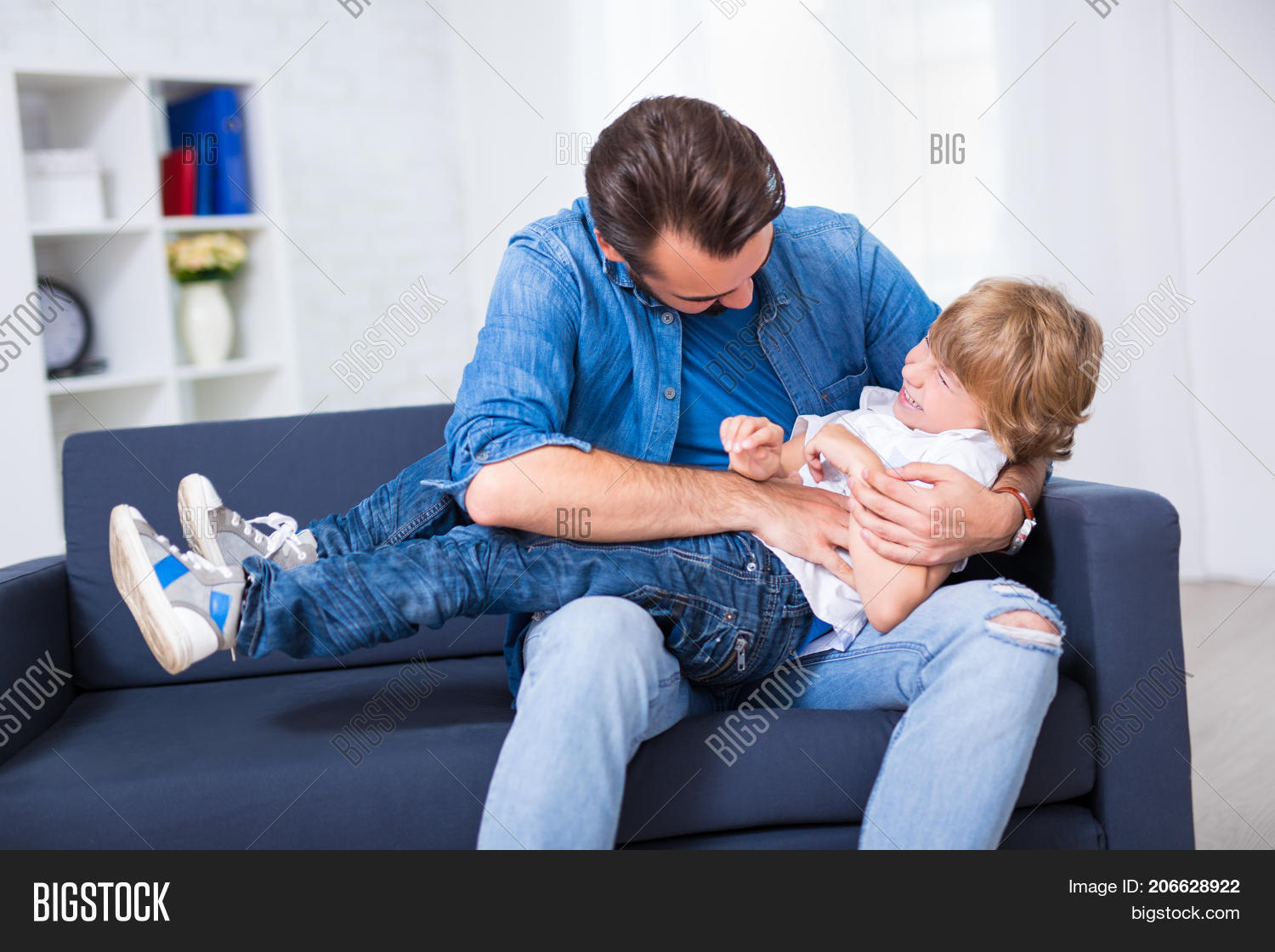 Мать с дочкой веселятся. Папа. Мама щекочет папу. Мама щекочет папу. Мама с дочкой щекотят.