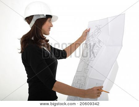 白い背景で隔離の青写真を持って成熟した女性建築家のクローズ アップの肖像画