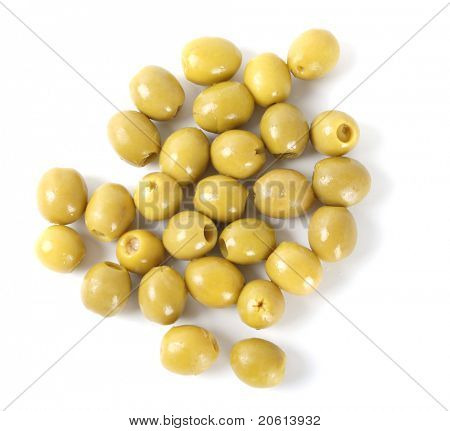 มะกอกสีเขียวบนพื้นหลังสีขาว