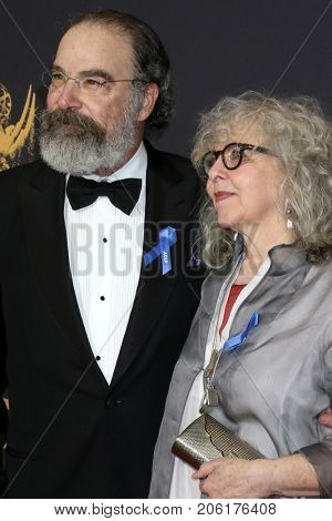 LOS ANGELES - SEP 17:  Mandy Patinkin, Kathryn Grody at the 69th Primetime Emmy Awards - Arrivals at the Microsoft Theater on September 17, 2017 in Los Angeles, CA