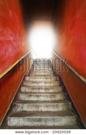 Oude grungy trap met leuningen op rood muur met licht op de top