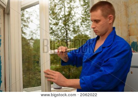Worker repariert ein Fenster