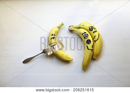 Banana humor, how to properly eat bananas on the table