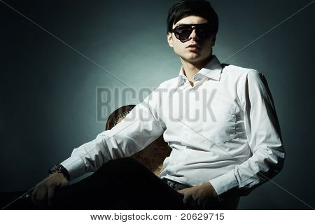 젊은 사업가의 패션 초상화