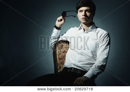 젊은 사업가의 패션 초상화