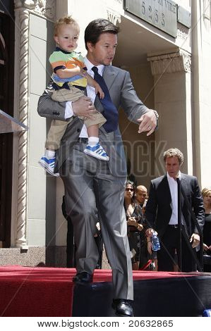 LOS ANGELES - JUL 29: Mark Wahlberg, syn Brendan na ceremoniálu, kde obdrží hvězdou na cesmíny