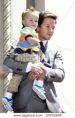 LOS ANGELES - JUL 29: Mark Wahlberg, se synem Brendana, přijíždí na ceremoniálu kde pobírá st