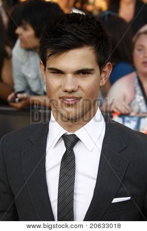 LOS ANGELES - JUN 24: Taylor Lautner dorazí na premiéře filmu 