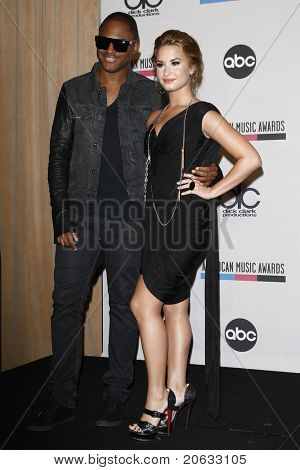 LOS ANGELES - 12 oktober: Demi Lovato, Taio Cruz anländer till 2010 American Music Awards nomineringar 