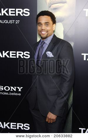LOS ANGELES - AUG 4: Michael Ealy přijíždí na premiéře Screen Gems 'zájemce' na Arclight