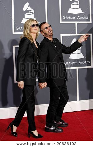 LOS ANGELES - 31 de enero: Ringo Starr y Barbara Bach al llegar a la 52 entrega anual del GRAMMY celebrado un