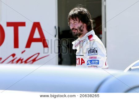 LOS ANGELES - APR 7: Keanu Reeves che frequentano il giorno di stampa per la Toyota Pro/Celebrity Race in lungo