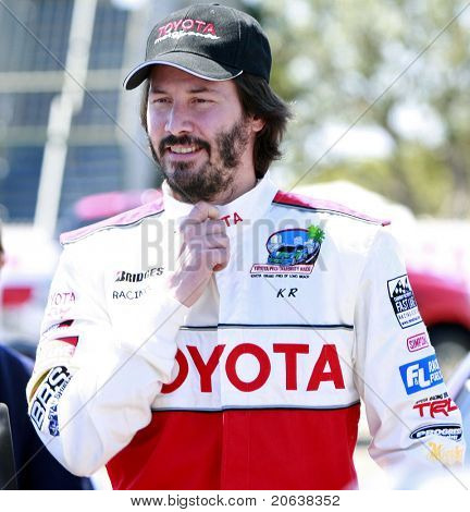 LOS ANGELES - APR 7: Keanu Reeves che frequentano il giorno di stampa per la Toyota Pro/Celebrity Race in lungo