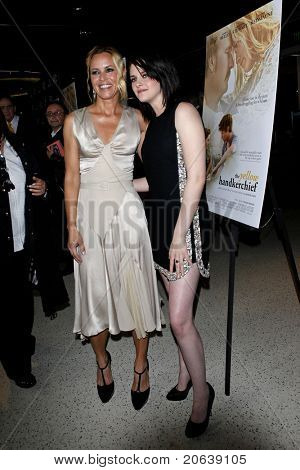 WEST HOLLYWOOD - FEB 18: Maria Bello og Kristen Stewart ankommer til premieren på ' The Yellow Han