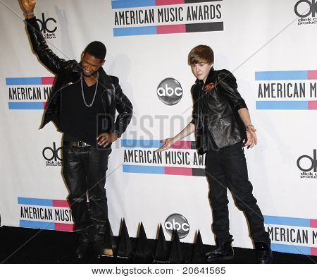 LOS ANGELES, CA - 21 NOV: Usher en Justin Bieber op de 2010 American Music Awards gehouden in de Nok