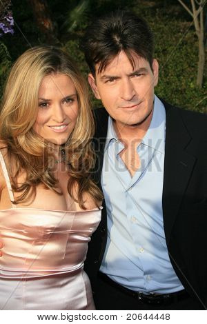 LOS ANGELES - JUN 2: Charlie Sheen und Brooke Mueller auf der Chrysalis-Butterfly-Ball in einem privaten 