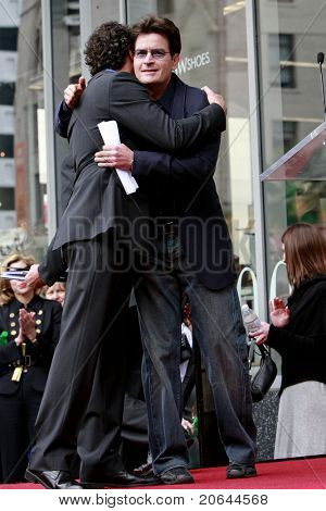 LOS ANGELES - MAR 12: Charlie Sheen, Chuck Lorre televizyon yapımcısı Chuck Lorre olarak yapılan bir törenle ben