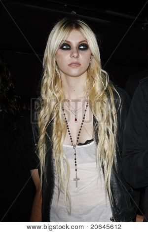LOS ANGELES - április 9: Taylor Momsen a Vans Warped Tour 2010 sajtótájékoztató és Kick Off Party