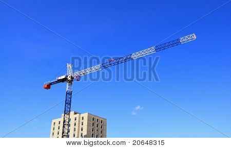 Himmel-Kran und hohe Aufstieg gebaut im Hintergrund