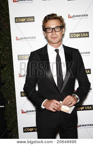 LOS ANGELES - JAN 22: Simon Baker na 2011 Dobrý den USA Austrálie týden LA černou kravatu Gala v Holl