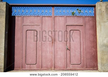 Iron gate to the entrance to the garden