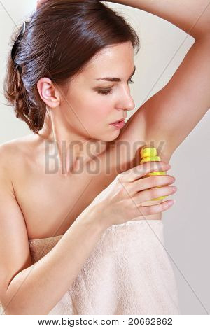 applicando antitraspirante roll-on donna bella