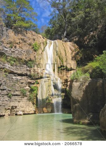Cachoeira azul na selva, o Rio mania, Madagascar