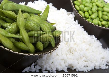 Sójové fazole Edamame s bílou rýží v hnědé keramické misce