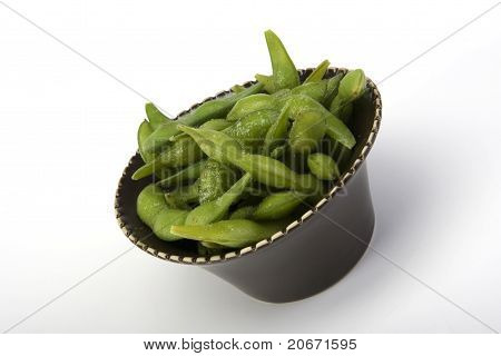 Sójové fazole Edamame v hnědé keramické misce