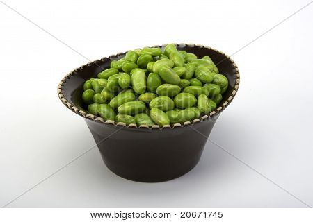 Sójové fazole Edamame v hnědé keramické misce