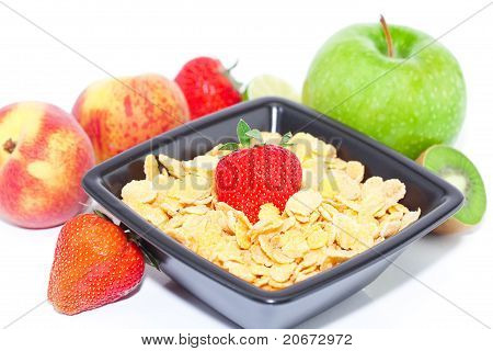 딸기, 복숭아, 사과, Kiw 및 흰색 절연 그릇에 조각