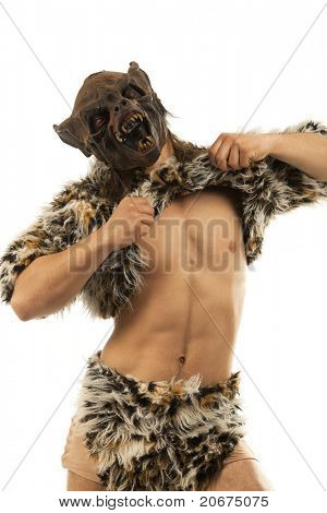 Uomo in un'immagine di ringhiare spaventoso werewolfing strappare via la sua pelliccia