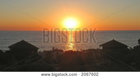 Sunset Bungalows edessä mereen, Anakao, Madagaskar, Panoramique autiomaassa