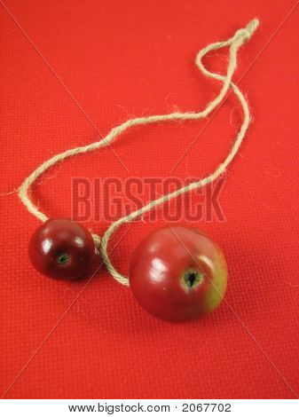 Cadena y manzanas rojas