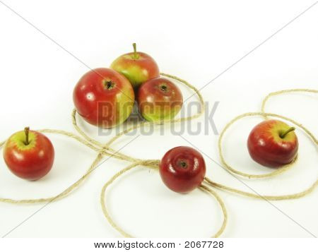 Cadena y manzanas rojas