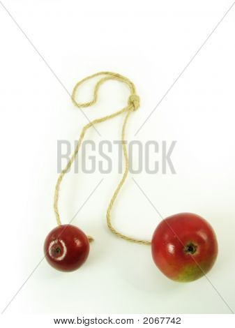 Cadena y manzanas rojas