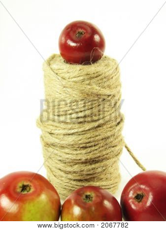 Cadena y manzanas rojas