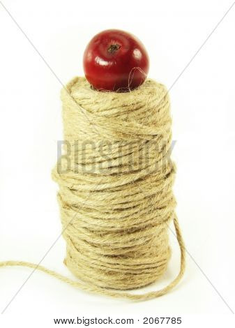 Cadena y manzana roja