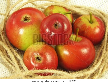 Cadena y manzana roja