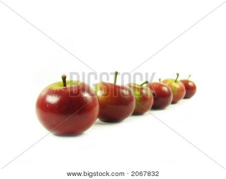 Manzanas rojas en fila en blanco
