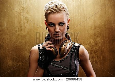 Portret van een aantrekkelijke stoom punk meisje met koptelefoon
