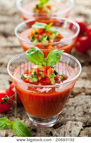 lezzetli soğuk Gazpacho çorbası gözlük