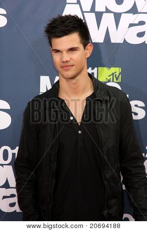 LOS ANGELES - JUN 5: Taylor Lautner dospět 2011 MTV Movie Awards na Gibson amfiteátr