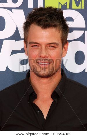 LOS ANGELES - június 5: Josh Duhamel érkezik a 2011 MTV Movie Awards-o Gibson Ampitheatre